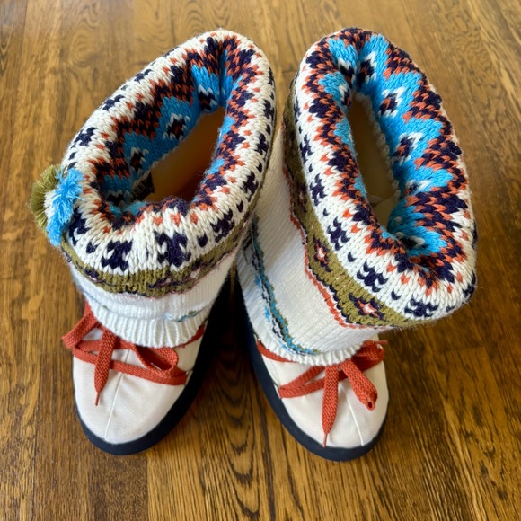Moon Boots Retro Knit Limited Edition, Woman’s Size 8 - 10 - Picture 4 of 13